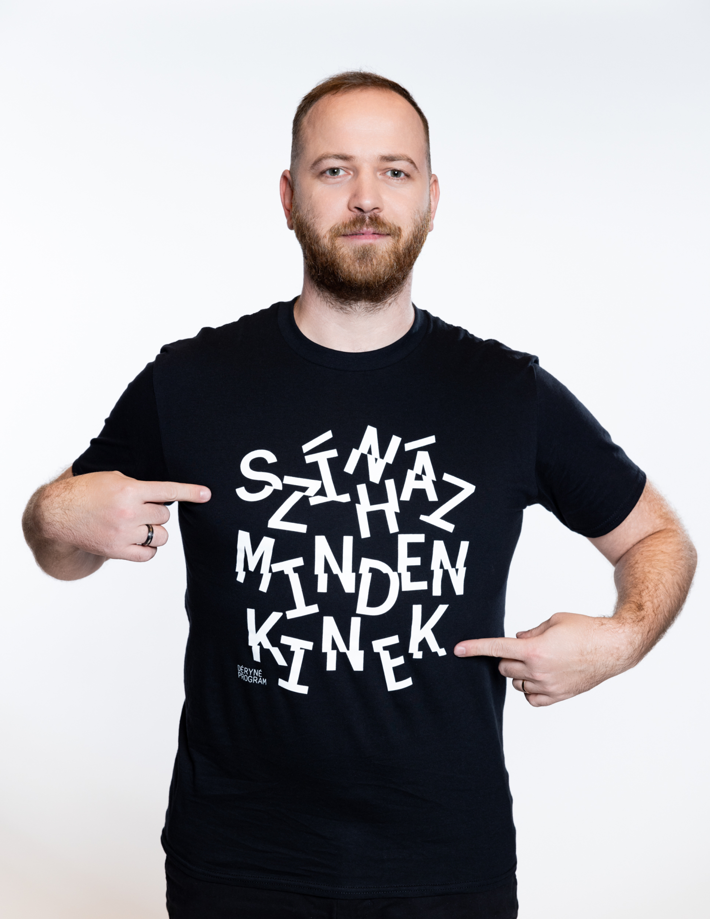 Színház mindenkinek fekete póló fehér felirattal