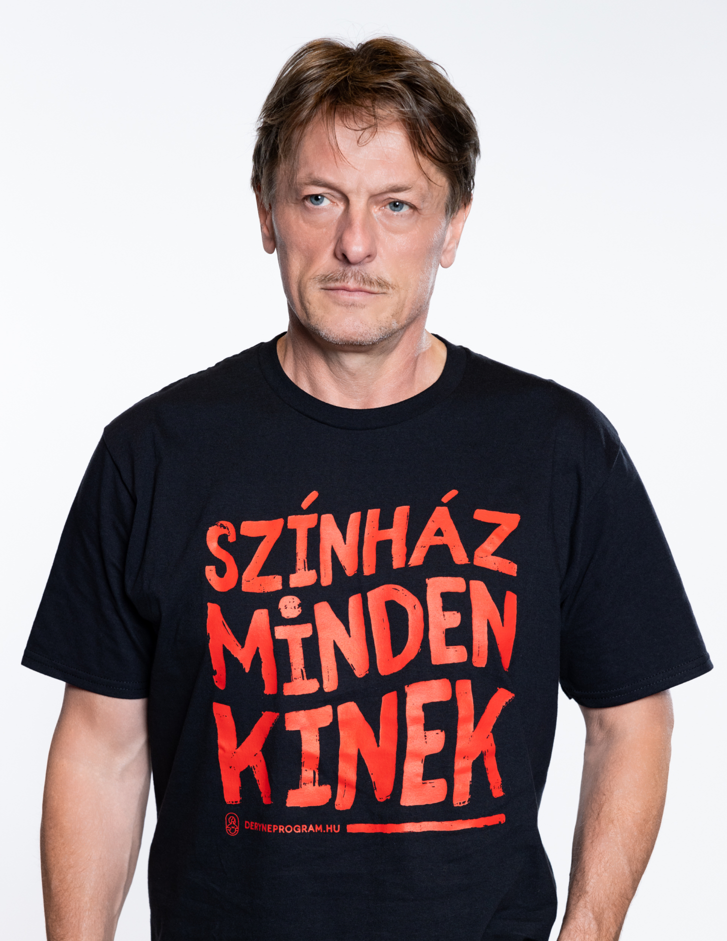 Színház mindenkinek fekete póló piros felirattal